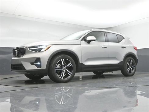 Used 2023 Volvo XC40 B5 Plus image 37