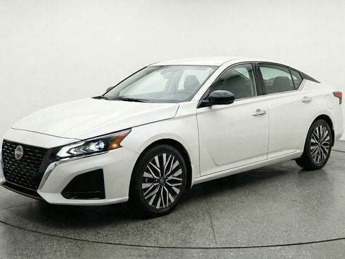 Used 2025 Nissan Altima 2.5 SV FWD image 3