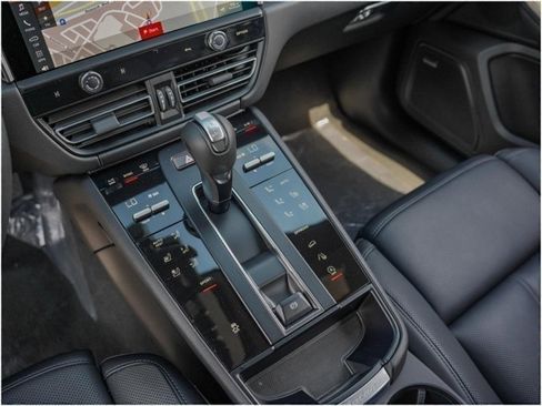 Certified 2025 Porsche Macan image 24