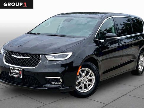 Used 2023 Chrysler Pacifica Touring-L FWD image 1