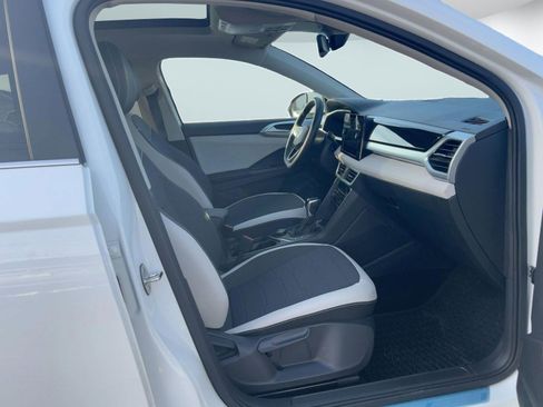 Certified 2025 Volkswagen Taos SE w/ Panoramic Sunroof Package image 27