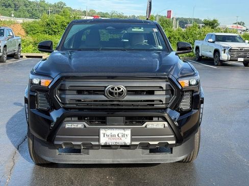 Certified 2025 Toyota Tacoma SR5 AWD/4WD image 10