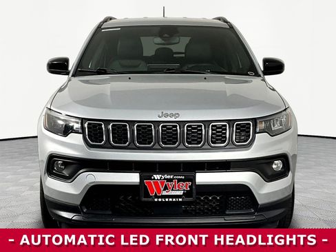 Used 2024 Jeep Compass Latitude AWD/4WD image 2