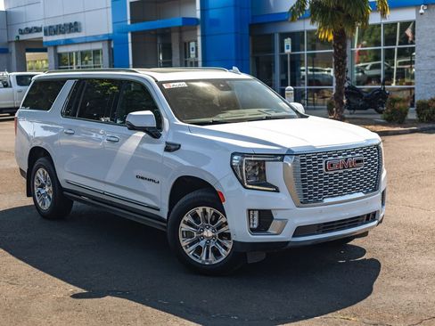 Used 2024 GMC Yukon XL Denali w/ Advanced Technology Package AWD/4WD image 2