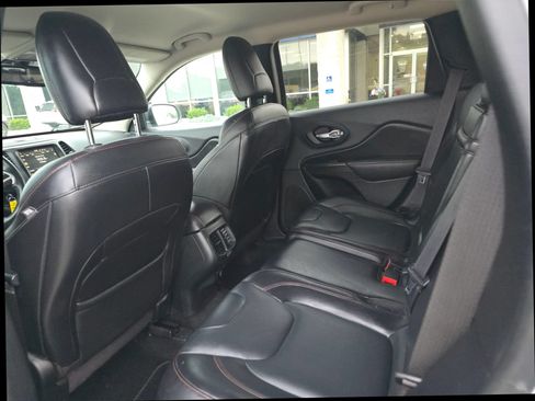 Used 2016 Jeep Cherokee Trailhawk w/ Leather Interior Group AWD/4WD image 12