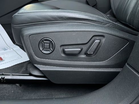 Used 2022 Audi e-tron Premium Plus w/ Premium Plus Package image 26
