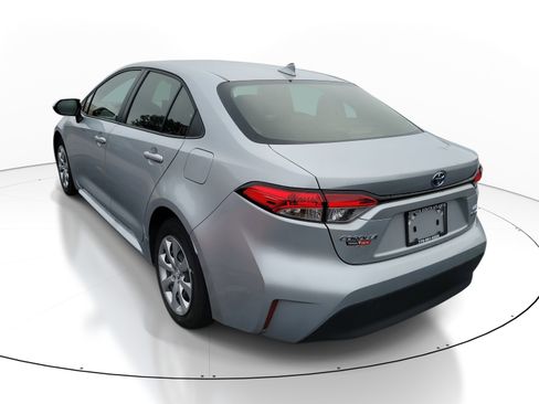Used 2025 Toyota Corolla LE image 4
