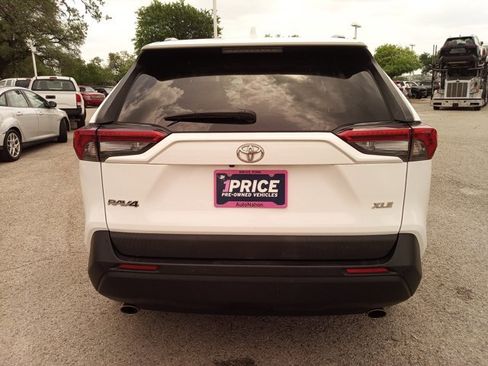Used 2020 Toyota RAV4 XLE Premium image 6