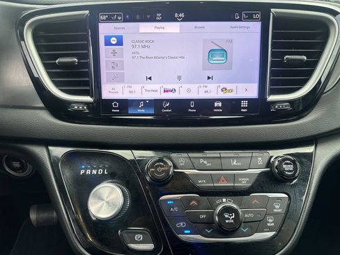 Used 2025 Chrysler Pacifica Select FWD image 28
