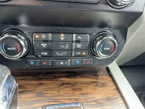 Used 2019 Ford F150 Lariat image 34