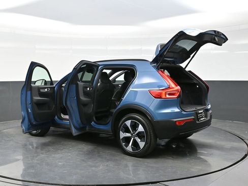 Used 2025 Volvo XC40 B5 Plus image 30