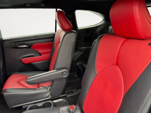 Used 2023 Toyota Highlander L image 29