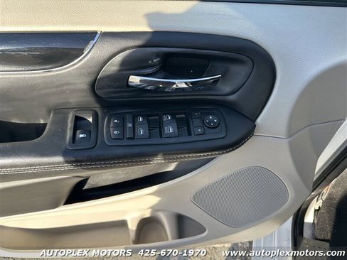 Used 2017 Dodge Grand Caravan SXT image 19