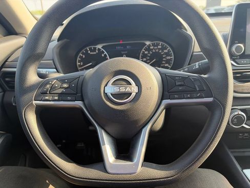 Used 2025 Nissan Altima 2.5 SV FWD image 27