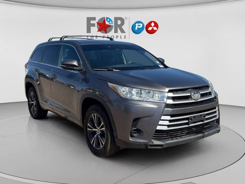 Used 2018 Toyota Highlander LE FWD image 7