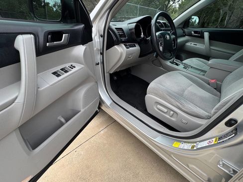 Used 2013 Toyota Highlander Plus FWD image 34