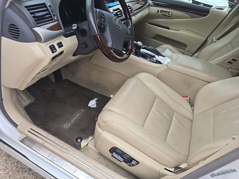 Used 2013 Lexus LS 460 w/ Comfort Pkg image 8