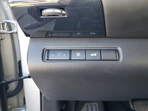 Certified 2025 Nissan Pathfinder SV image 30