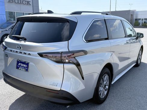 Used 2024 Toyota Sienna XLE FWD image 6
