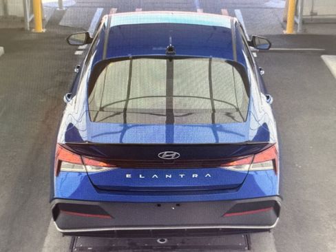 Used 2025 Hyundai Elantra Sport image 13