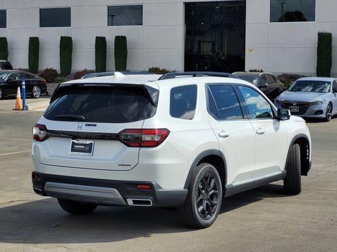 New 2025 Honda Pilot Touring image 5