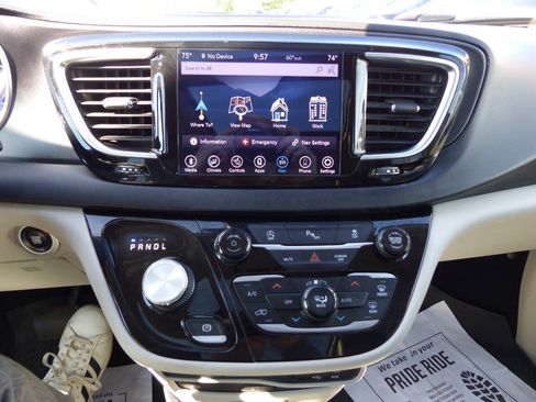 Used 2020 Chrysler Pacifica Limited FWD image 28