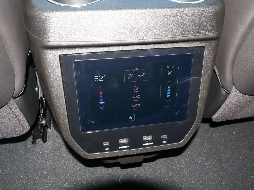 New 2026 GMC Yukon AT4 Ultimate AWD/4WD image 18