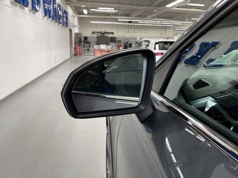 Used 2025 Volkswagen Taos SE AWD/4WD image 13