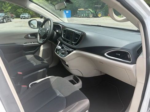 Used 2022 Chrysler Voyager LX FWD image 29