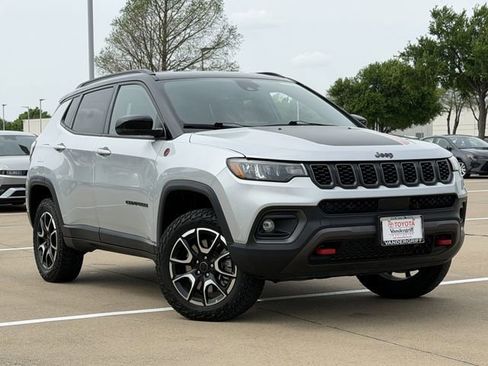 Used 2025 Jeep Compass Trailhawk image 2