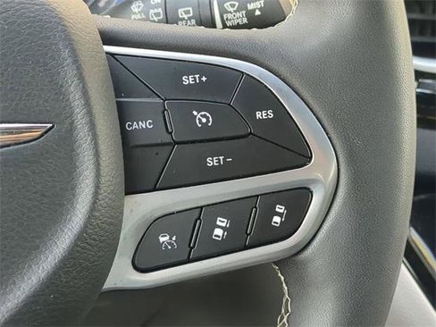 Certified 2024 Chrysler Pacifica Touring-L image 31