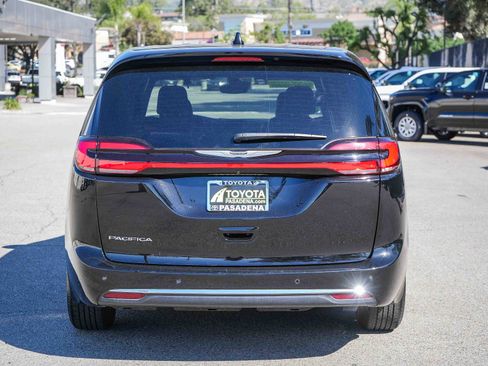 Used 2025 Chrysler Pacifica Select image 7