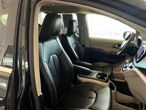 Used 2023 Chrysler Pacifica Touring-L FWD image 11