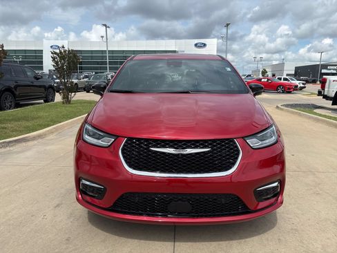 Used 2025 Chrysler Pacifica Select AWD/4WD image 9