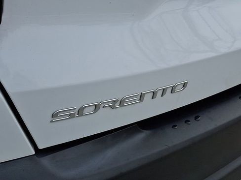 Used 2023 Kia Sorento LX image 31