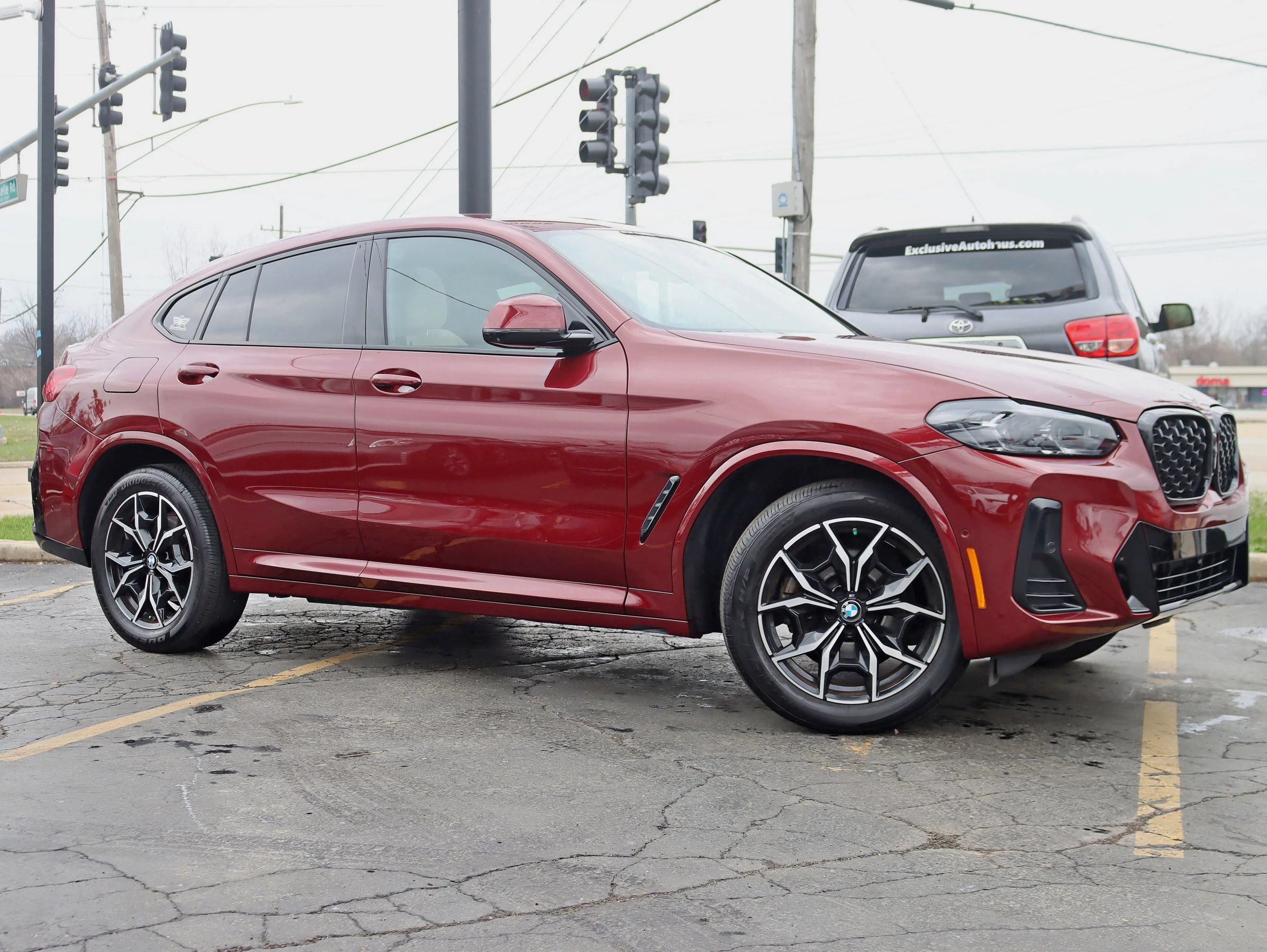 Used 2023 BMW X4 xDrive30i w/ M Sport Package AWD/4WD image 3