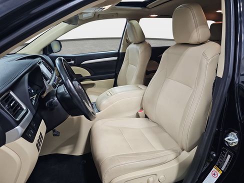 Used 2017 Toyota Highlander XLE FWD image 17
