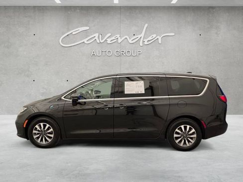 Used 2022 Chrysler Pacifica Touring-L w/ Uconnect Theater Family Group image 13