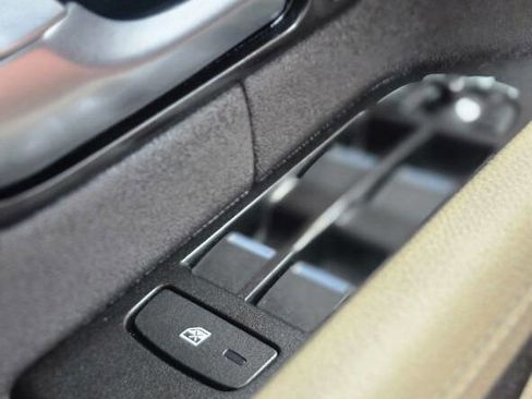 Used 2019 Land Rover Range Rover Evoque SE Premium image 18