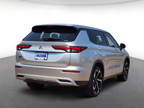 Used 2023 Mitsubishi Outlander SE AWD/4WD image 3
