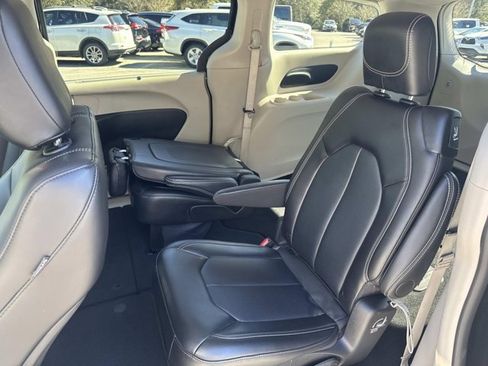 Used 2024 Chrysler Pacifica Touring-L image 13