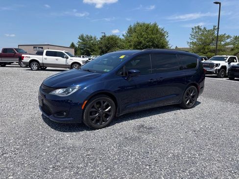 Used 2018 Chrysler Pacifica Touring-L Plus w/ Advanced Safetytec Group FWD image 2