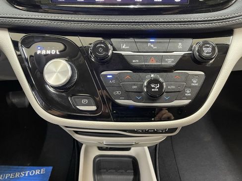 Used 2024 Chrysler Pacifica Select image 29