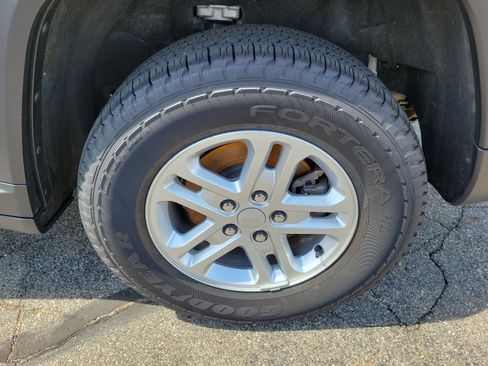 Used 2025 Jeep Grand Cherokee Laredo AWD/4WD image 5