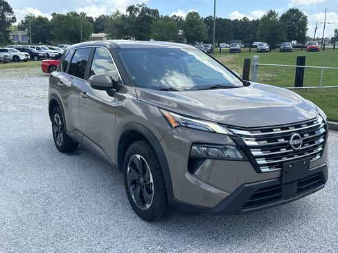 Used 2025 Nissan Rogue SV AWD/4WD image 3