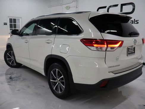 Used 2017 Toyota Highlander XLE AWD/4WD image 6