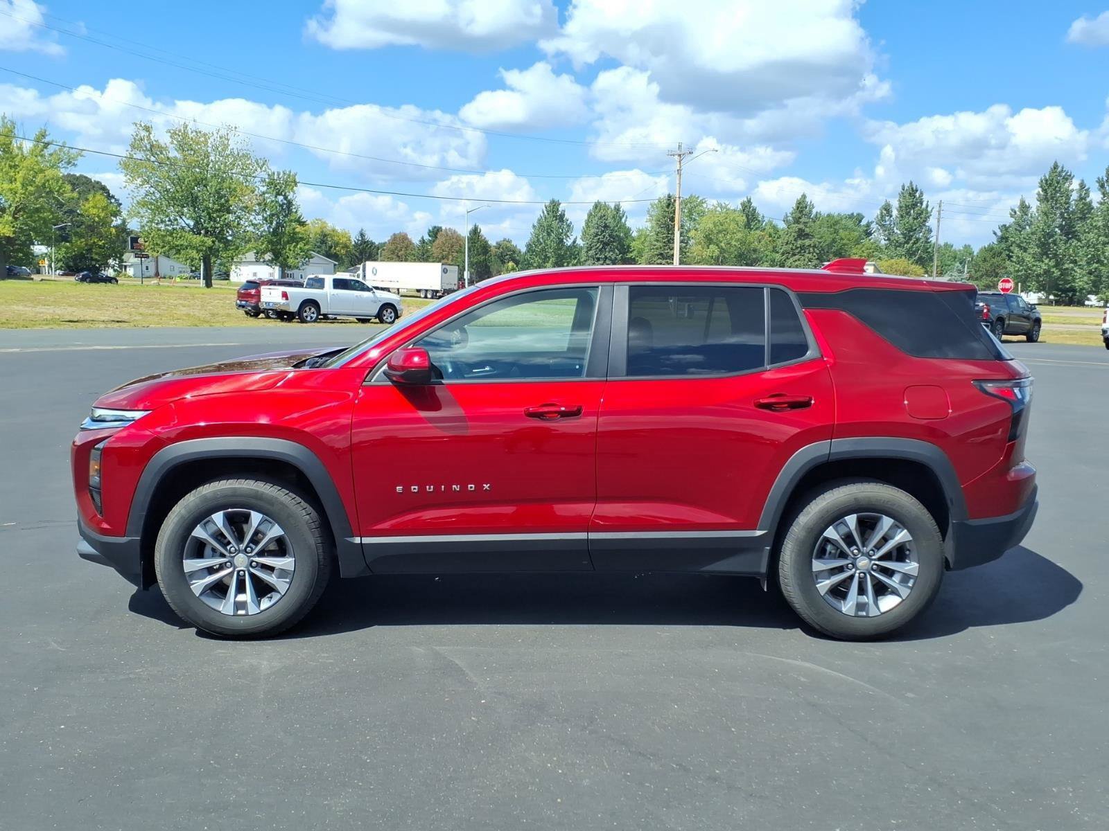 Used 2026 Chevrolet Equinox LT AWD/4WD image 2