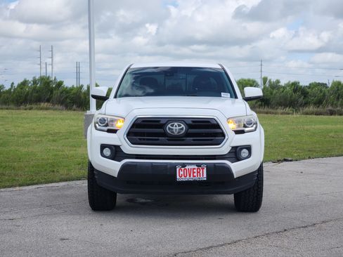 Used 2018 Toyota Tacoma SR5 RWD image 2