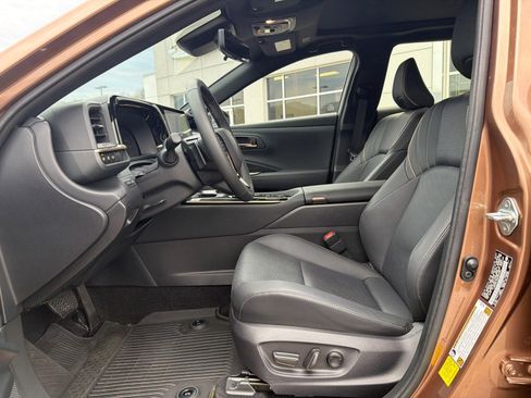 Used 2025 Toyota Crown Signia w/ Advanced Technology Package image 18