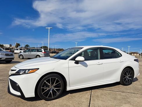 Used 2024 Toyota Camry SE image 9